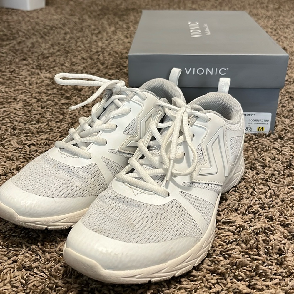 Vionic sz 8.5M white sneaker. Worn a couple of times. Smoke/Pet free home